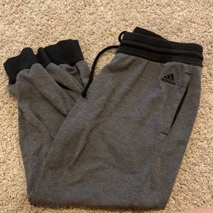Adidas Capri medium 5/$25💜